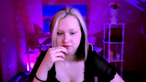 Snapshot of violettwoods chatting on 06-28-26, 08:09 Violett online show from 06-28-26, 08:09