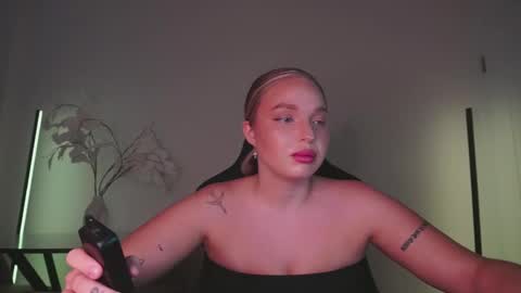 Snapshot of viollasinzz chatting on 09-23-25, 04:48 Violla online show from 09-23-25, 04:48