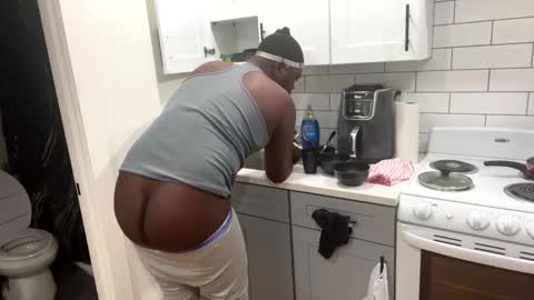 Snapshot of virgoincredible25 chatting on 11-08-25, 04:29 Elle Hood online show from 11-08-25, 04:29