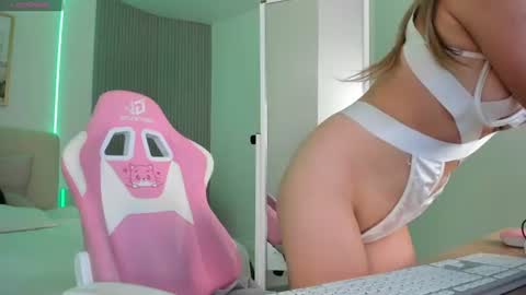 Snapshot of virrginchloee chatting on 06-19-26, 03:00 Chloe online show from 06-19-26, 03:00
