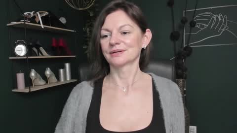 Vivian online show from 10-16-25, 06:25