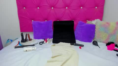 Snapshot of vivianeparis chatting on 05-22-26, 02:22 VivianParis online show from 05-22-26, 02:22