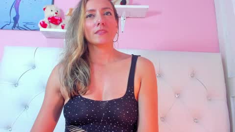 Snapshot of vivianne_scott chatting on 12-17-24, 03:17 Vivi online show from 12-17-24, 03:17