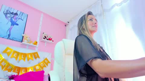 Snapshot of vivianne_scott chatting on 12-27-24, 06:42 Vivi online show from 12-27-24, 06:42
