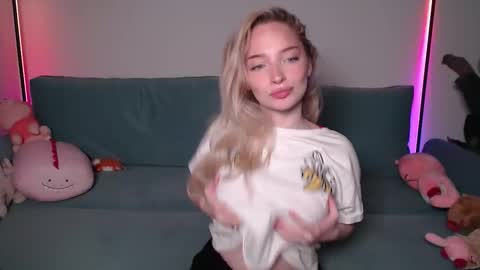 Snapshot of vivianwinters chatting on 11-28-25, 09:28 vivianwinters online show from 11-28-25, 09:28