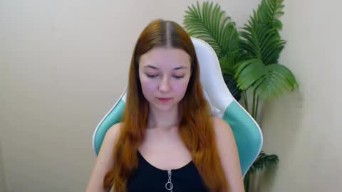 Snapshot of vivien_leight chatting on 02-12-25, 11:30 Vivien online show from 02-12-25, 11:30