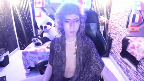 vivienne hadid online show from 06-15-26, 10:28