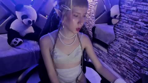 Snapshot of vivienne_hadid chatting on 07-17-26, 10:14 vivienne hadid online show from 07-17-26, 10:14