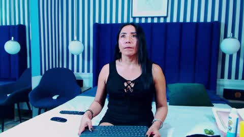 Snapshot of viviennerosette chatting on 09-09-25, 12:59 Vivian online show from 09-09-25, 12:59