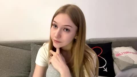 Snapshot of viviennewanko chatting on 04-19-26, 03:22 Kristy online show from 04-19-26, 03:22