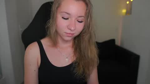 Snapshot of vivienvance18 chatting on 06-01-26, 01:13 VivienVance online show from 06-01-26, 01:13