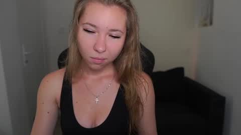 Snapshot of vivienvance18 chatting on 06-15-26, 01:24 VivienVance online show from 06-15-26, 01:24