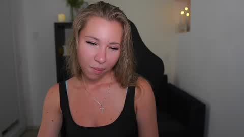Snapshot of vivienvance18 chatting on 07-14-26, 02:01 VivienVance online show from 07-14-26, 02:01