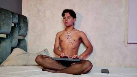 vix_hot online show from 05-02-26, 07:41