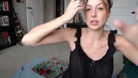 Snapshot of vixenliz chatting on 01-06-26, 05:16 Liz online show from 01-06-26, 05:16