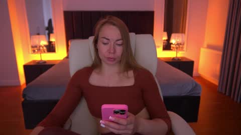 Snapshot of vixenmuse chatting on 05-28-26, 08:28 Ur Lady online show from 05-28-26, 08:28