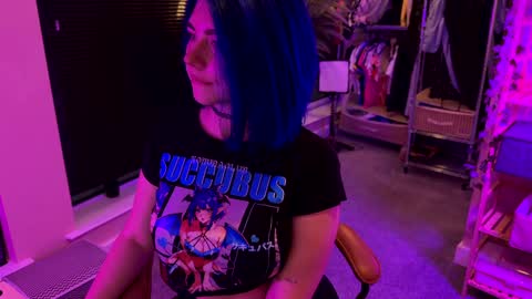 Polly  Online mostly at 9pm-2am UK Time online show from 10-03-25, 05:54