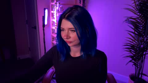 Polly  Online mostly at 9pm-2am UK Time online show from 12-04-25, 06:27