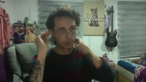 Snapshot of vl21cm chatting on 10-26-25, 08:53 vl21cm online show from 10-26-25, 08:53