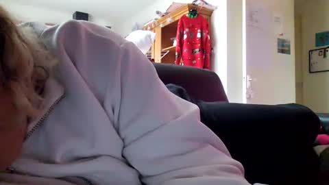 Snapshot of voetbal30 chatting on 12-20-25, 12:12 voetbal30 online show from 12-20-25, 12:12