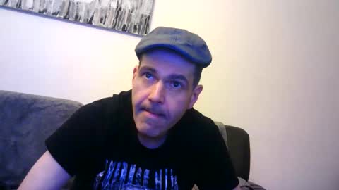 Snapshot of voyeuredeluxe chatting on 12-23-25, 05:27 voyeuredeluxe online show from 12-23-25, 05:27