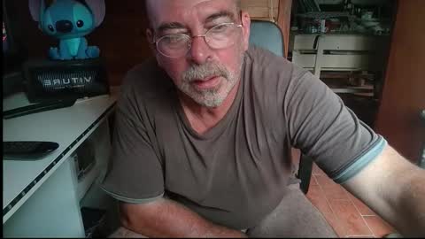 Snapshot of vuda77 chatting on 09-13-25, 02:06 oscar online show from 09-13-25, 02:06