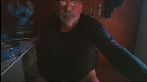 Snapshot of vuda77 chatting on 11-08-25, 06:51 oscar online show from 11-08-25, 06:51