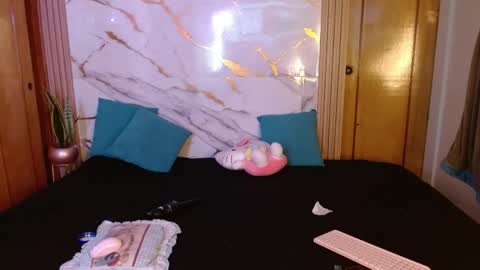 Snapshot of w_kittycat chatting on 04-18-26, 07:01 kitty SUPORT ME AND MY BABY SINGLE MOMY online show from 04-18-26, 07:01