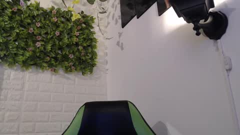 Snapshot of we_n_you chatting on 02-13-25, 07:42 Trixie 3 online show from 02-13-25, 07:42