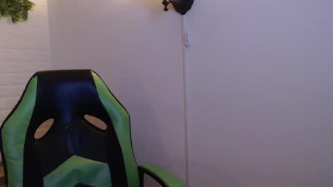 Snapshot of we_n_you chatting on 03-01-25, 12:34 Trixie 3 online show from 03-01-25, 12:34