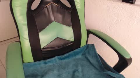 Snapshot of we_n_you chatting on 11-12-25, 02:17 Trixie 3 online show from 11-12-25, 02:17