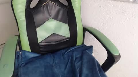 Snapshot of we_n_you chatting on 12-22-25, 03:09 Trixie 3 online show from 12-22-25, 03:09