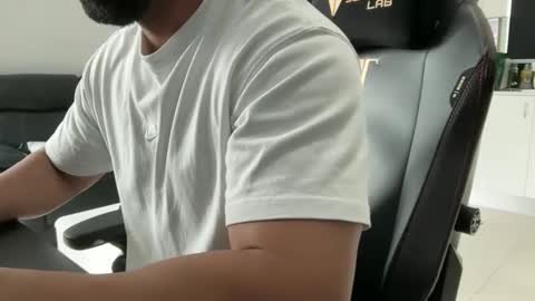 Snapshot of weaponx1 chatting on 01-05-26, 08:56 Weapon X online show from 01-05-26, 08:56