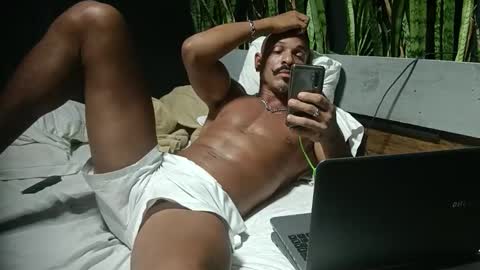 Snapshot of wellcrz chatting on 10-18-25, 10:21 wellcrz online show from 10-18-25, 10:21