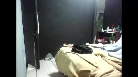 Snapshot of wellcrz chatting on 10-25-25, 03:03 wellcrz online show from 10-25-25, 03:03