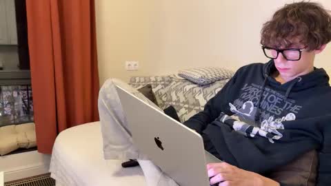 Snapshot of wheremydaydream chatting on 11-28-25, 03:04 Mia Please help me to reach 100 thumps up online show from 11-28-25, 03:04