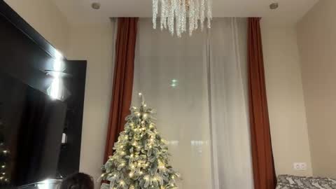 Snapshot of wheremydaydream chatting on 12-15-25, 10:36 Mia Please help me to reach 100 thumps up online show from 12-15-25, 10:36