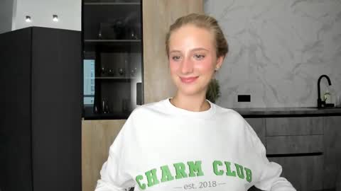 Snapshot of whi_te0 chatting on 10-27-25, 08:40 Alexa online show from 10-27-25, 08:40