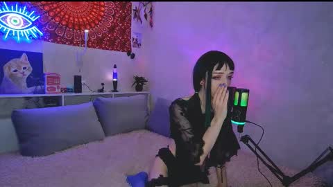 Snapshot of whoalexxa chatting on 10-17-25, 01:03 Alexa online show from 10-17-25, 01:03