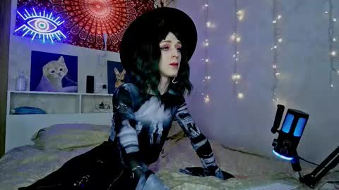 Snapshot of whoalexxa chatting on 12-22-25, 11:07 Alexa online show from 12-22-25, 11:07