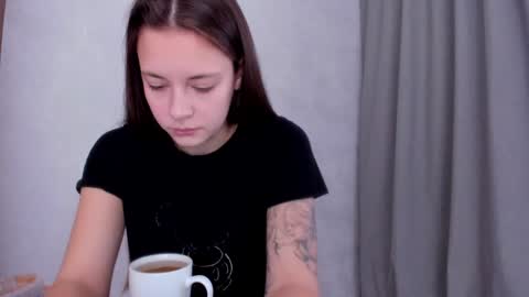 Snapshot of why_again_me chatting on 01-18-25, 01:29 Veronica online show from 01-18-25, 01:29