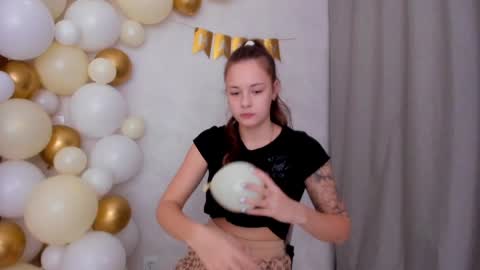 Snapshot of why_again_me chatting on 01-19-25, 11:00 Veronica online show from 01-19-25, 11:00