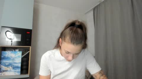 Snapshot of why_again_me chatting on 09-12-25, 06:52 Veronica online show from 09-12-25, 06:52