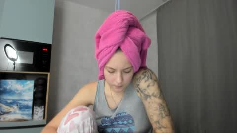 Snapshot of why_again_me chatting on 10-22-25, 07:57 Veronica online show from 10-22-25, 07:57