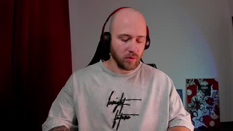 Snapshot of why_you_so_serious chatting on 12-08-24, 04:18 VI online show from 12-08-24, 04:18