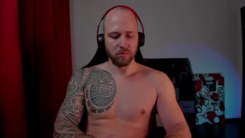 Snapshot of why_you_so_serious chatting on 12-28-24, 06:18 VI online show from 12-28-24, 06:18