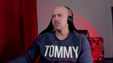 Snapshot of why_you_so_serious chatting on 09-29-25, 04:01 VI online show from 09-29-25, 04:01