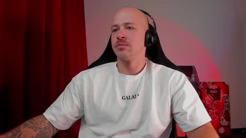 Snapshot of why_you_so_serious chatting on 10-15-25, 04:51 VI online show from 10-15-25, 04:51