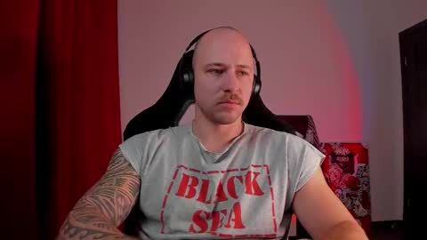 Snapshot of why_you_so_serious chatting on 10-21-25, 04:51 VI online show from 10-21-25, 04:51