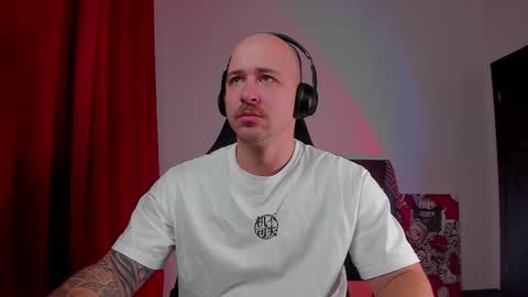 Snapshot of why_you_so_serious chatting on 11-11-25, 03:23 VI online show from 11-11-25, 03:23